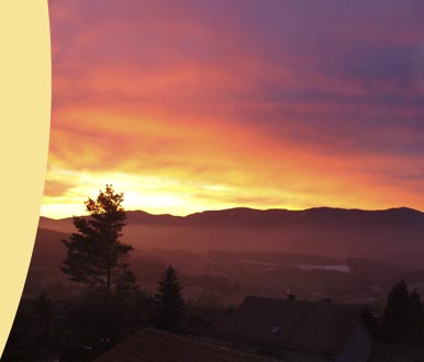 Sonnenuntergang hinter den Bayerwald-Bergen